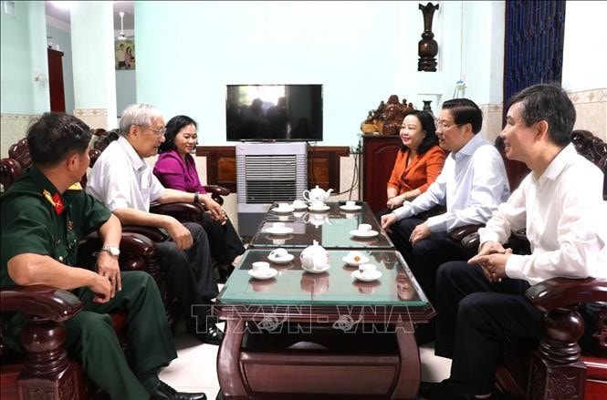 Trưởng Ban Nội chính Trung ương Phan Đình Trạc cùng lãnh đạo tỉnh Phú Yên thăm Đại tá Trần Văn Mười, nguyên Chỉ huy trưởng Bộ Chỉ huy Quân sự tỉnh.