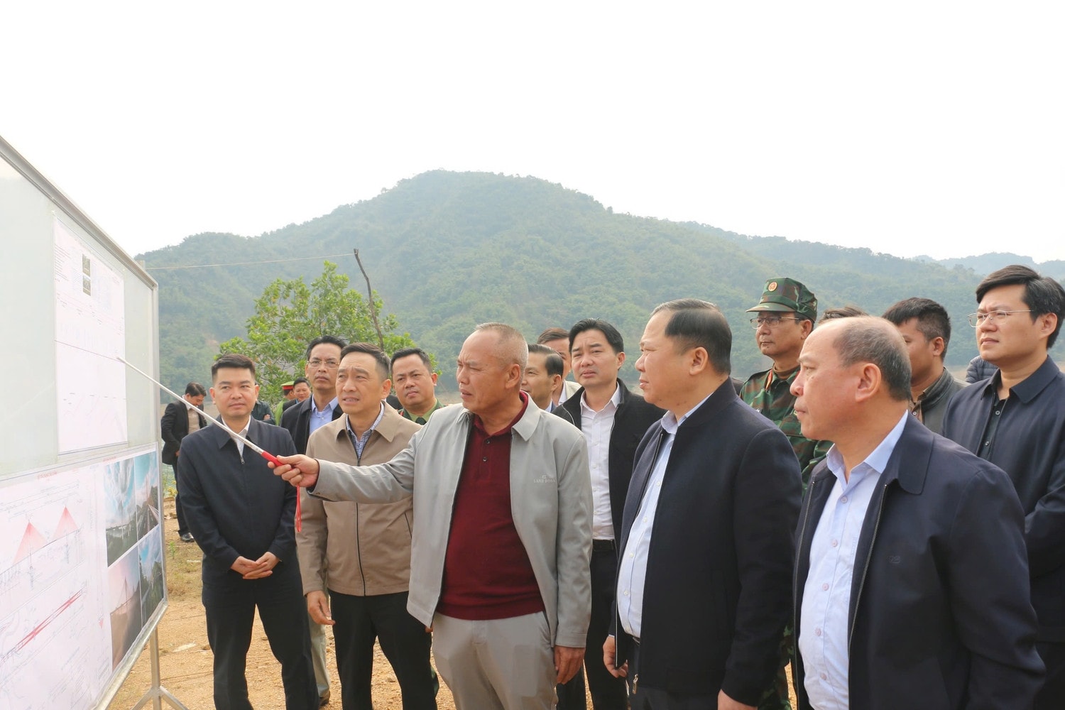 Thường trực Tỉnh ủy kiểm tra tiến độ thực hiện Dự án cao tốc Hòa Bình - Mộc Châu, đoạn qua huyện Mai Châu. Ảnh: Lê Huệ