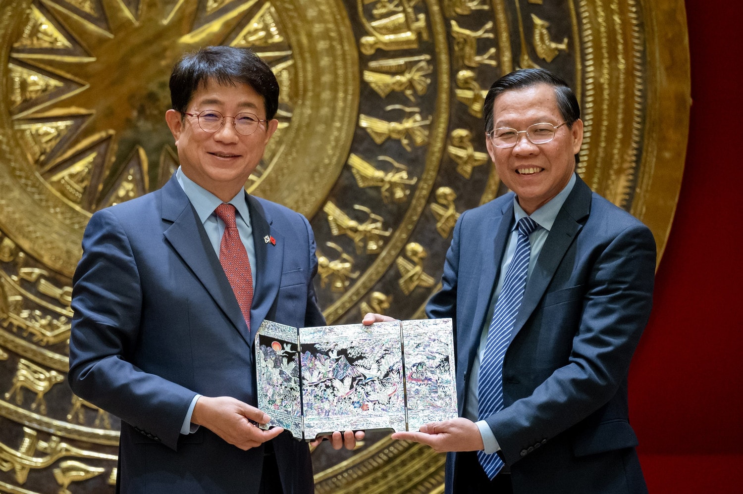 Bộ trưởng Bộ Đất đai, Cơ sở hạ tầng và Giao thông Hàn Quốc Park Sang Woo tặng quà lưu niệm Chủ nhiệm Ủy ban Kinh tế và Tài chính Phan Văn Mãi