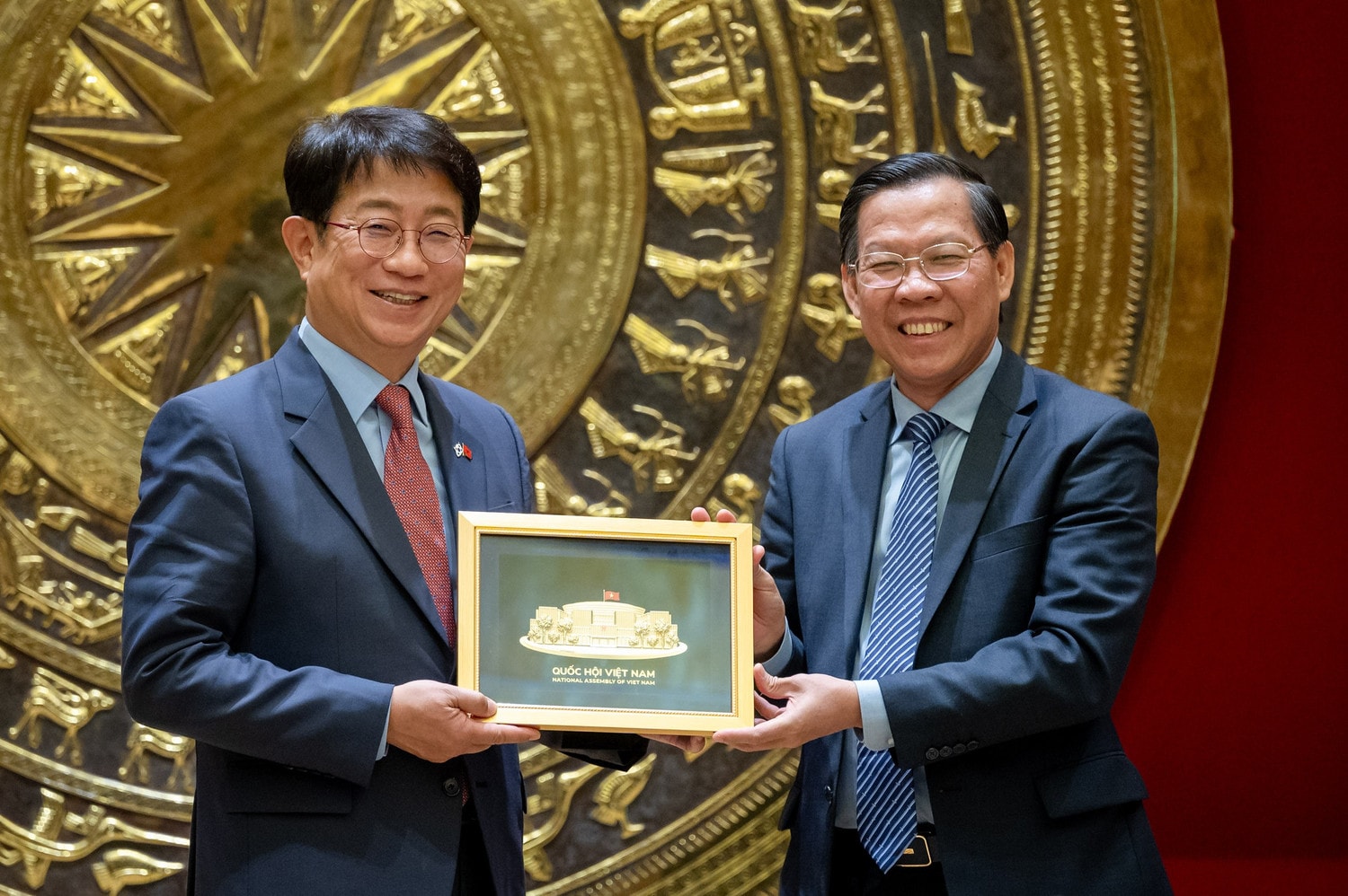 Chủ nhiệm Ủy ban Kinh tế và Tài chính Phan Văn Mãi tặng quà lưu niệm Bộ trưởng Bộ Đất đai, Cơ sở hạ tầng và Giao thông Hàn Quốc Park Sang Woo