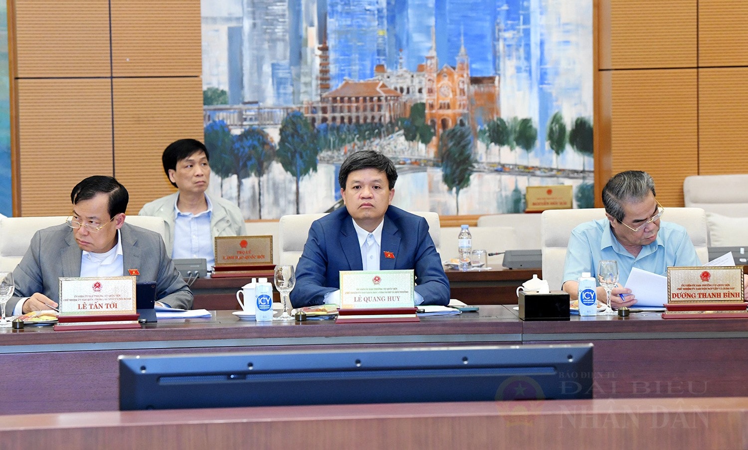 Các đại biểu dự phiên họp. Ảnh: Lâm Hiển