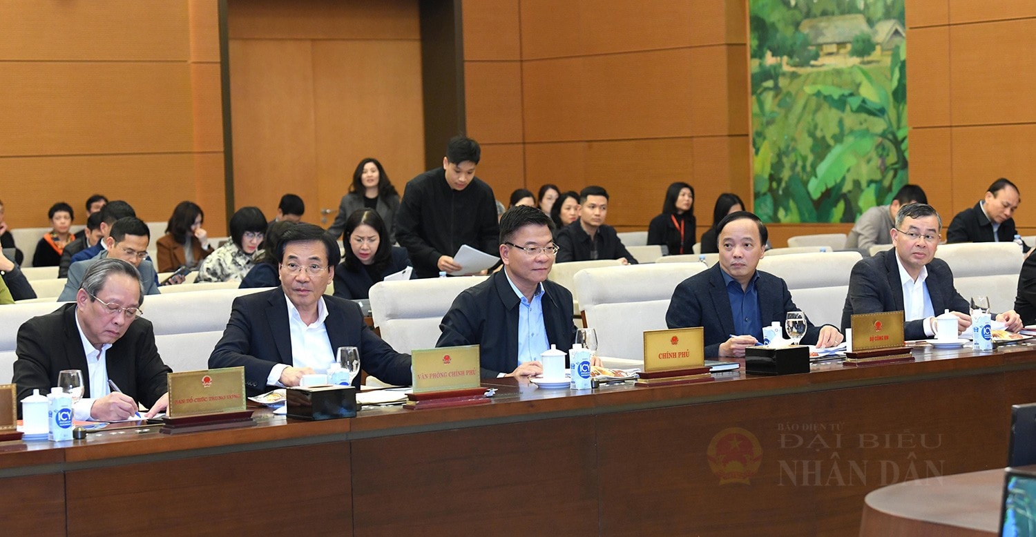 Các đại biểu dự phiên họp. Ảnh: Lâm Hiển