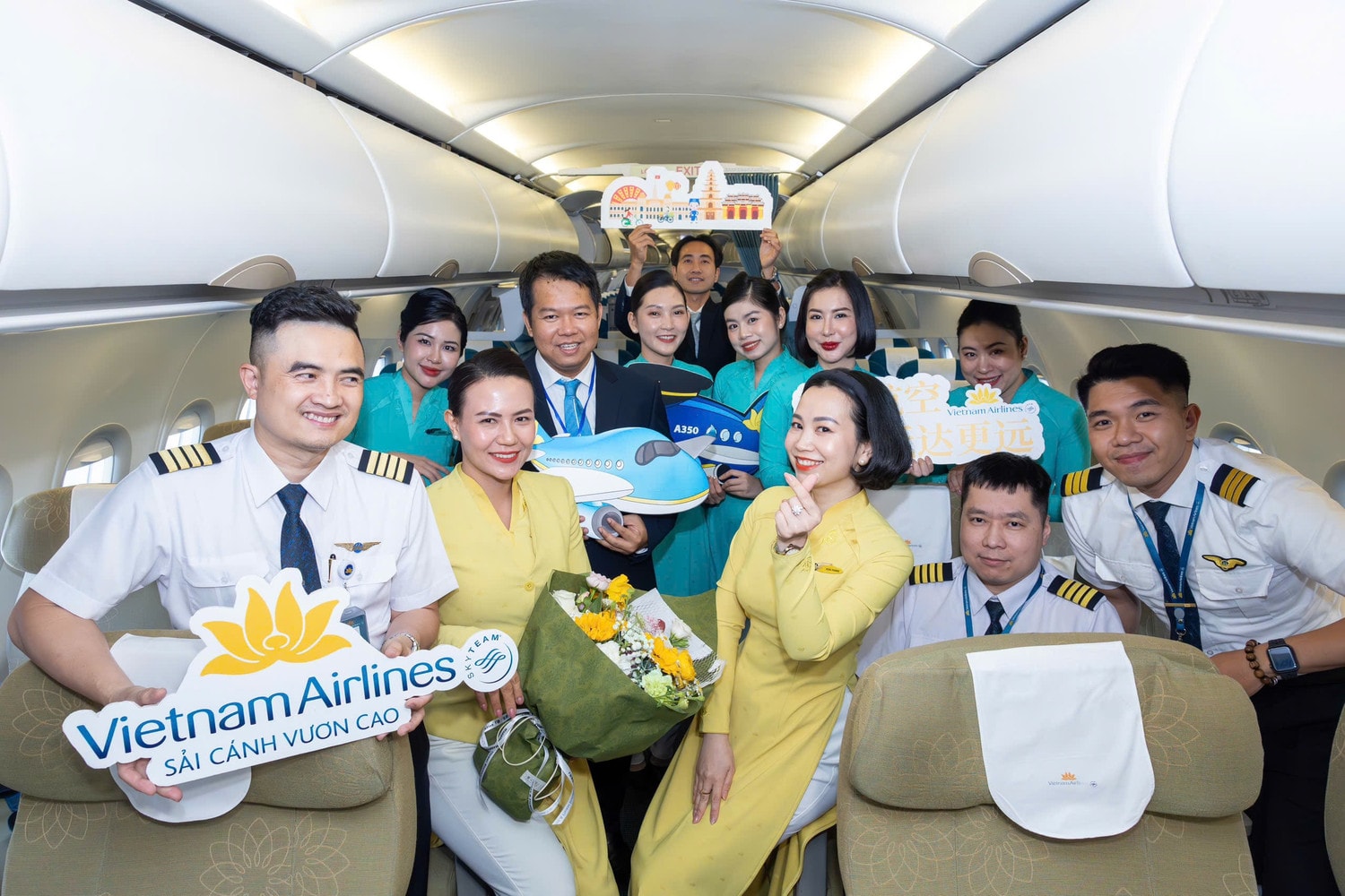anh-2-nhan-dip-khai-truong-vietnam-airlines-to-chuc-tang-hoa-chao-don-phi-hanh-doan-va-tang-qua-luu-niem-cho-toan-bo-hanh-khach-tren-chuyen-bay-dac-biet-anh-vna.jpg