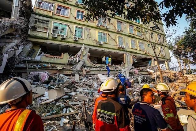 Rescuers work at the site of a damaged building, in the aftermath of a strong earthquake, in Mandalay, Myanmar, on March 30, 2025. (Photo: REUTERS) pruc6xni.jpg