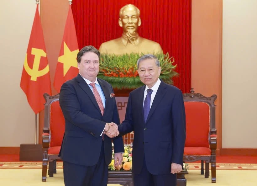 Party General Secretary To Lam (R) meets with US Ambassador to Vietnam Marc Knapper in Hanoi on March 31. (Photo: VNA) z6461868410909-94dc6fd2a44f65de337304b715811960.jpg