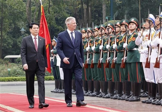 State President Luong Cuong and King Philippe review the guard of honour at the welcome ceremony in Hanoi on April 1. (Photo: VNA) State President Luong Cuong and King Philippe review the guard of honour at the welcome ceremony in Hanoi on April 1. (Photo: VNA)