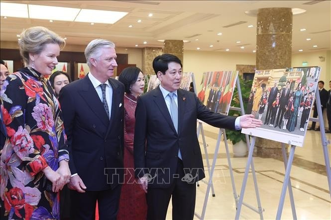 Chủ tịch nước Lương Cường và Phu nhân cùng Nhà vua Vương quốc Bỉ Philippe và Hoàng hậu tham quan Trưng bày ảnh về quan hệ hai nước do Thông tấn xã Việt Nam thực hiện. Ảnh: Lâm Khánh/TTXVN