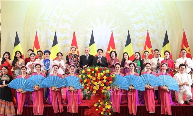 Chủ tịch nước Lương Cường và Phu nhân, Nhà vua Vương quốc Bỉ Philippe và Hoàng hậu với các nghệ sĩ Việt Nam. Ảnh: Lâm Khánh/TTXVN