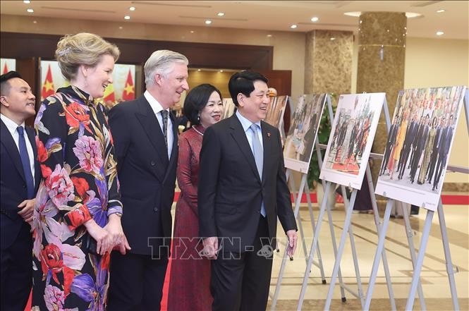 Chủ tịch nước Lương Cường và Phu nhân cùng Nhà vua Vương quốc Bỉ Philippe và Hoàng hậu tham quan trưng bày ảnh về quan hệ hai nước do Thông tấn xã Việt Nam thực hiện. Ảnh: Lâm Khánh/TTXVN