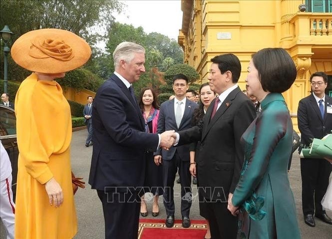 Chủ tịch nước Lương Cường và Phu nhân đón Nhà vua Vương quốc Bỉ Philippe và Hoàng hậu. Ảnh: Lâm Khánh/TTXVN