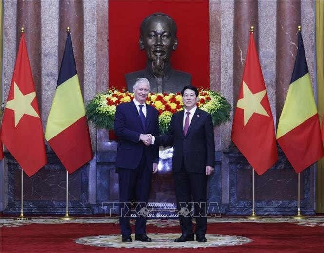 Chủ tịch nước Lương Cường và Nhà Vua Vương quốc Bỉ Philippe chụp ảnh chung. Ảnh: Lâm Khánh/TTXVN