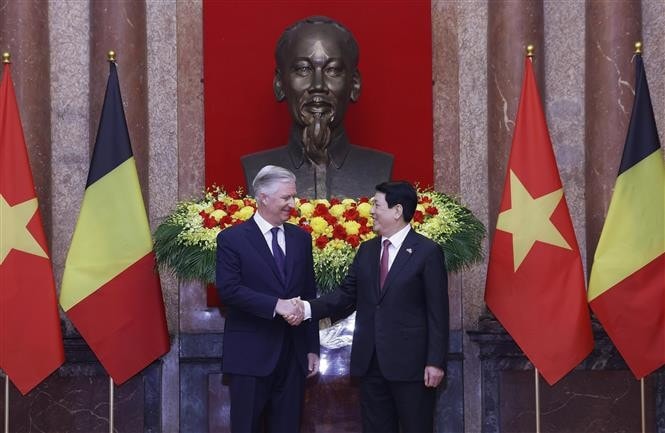 Chủ tịch nước Lương Cường và Nhà Vua Vương quốc Bỉ Philippe chụp ảnh chung. Ảnh: Lâm Khánh/TTXVN