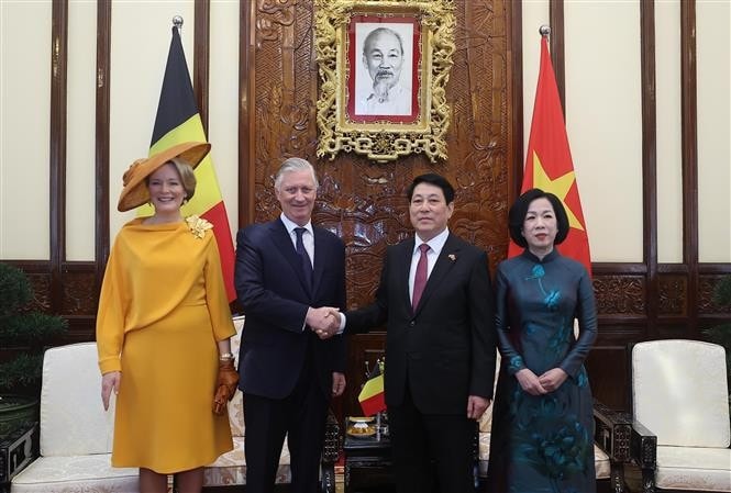 Chủ tịch nước Lương Cường và Phu nhân cùng Nhà Vua Vương quốc Bỉ Philippe và Hoàng hậu Mathilde chụp ảnh chung. Ảnh: Lâm Khánh/TTXVN