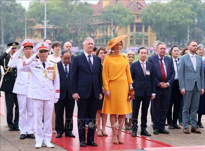 Nhà Vua Vương quốc Bỉ Philippe và Hoàng hậu Mathilde đến đặt vòng hoa và vào Lăng viếng Chủ tịch Hồ Chí Minh. Ảnh: An Đăng/TTXVN