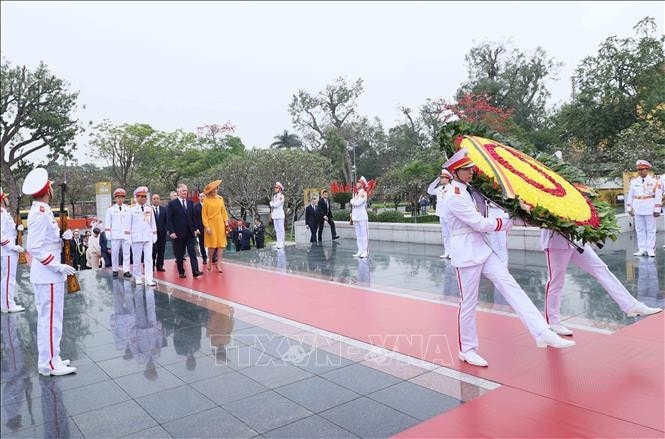 Nhà Vua Vương quốc Bỉ Philippe và Hoàng hậu Mathilde đến đặt vòng hoa tại Đài tưởng niệm các Anh hùng liệt sĩ. Ảnh: An Đăng/TTXVN