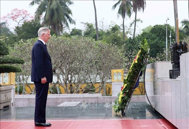Nhà Vua Vương quốc Bỉ Philippe và Hoàng hậu Mathilde đến đặt vòng hoa tại Đài tưởng niệm các Anh hùng liệt sĩ. Ảnh: An Đăng/TTXVN