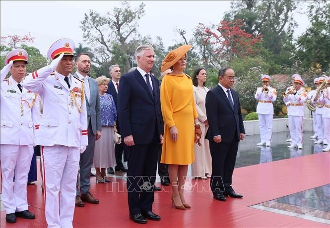 Nhà Vua Vương quốc Bỉ Philippe và Hoàng hậu Mathilde tưởng niệm các Anh hùng liệt sĩ. Ảnh: An Đăng/TTXVN