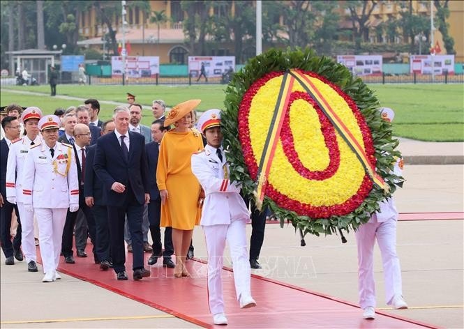 Nhà Vua Vương quốc Bỉ Philippe và Hoàng hậu Mathilde đến đặt vòng hoa và vào Lăng viếng Chủ tịch Hồ Chí Minh. Ảnh: An Đăng/TTXVN
