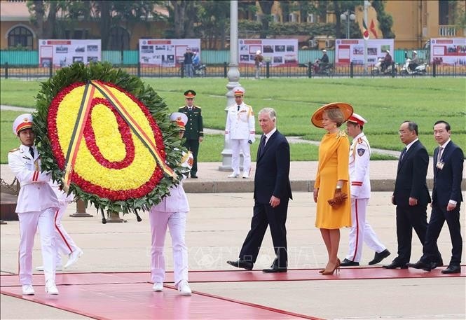 Nhà Vua Vương quốc Bỉ Philippe và Hoàng hậu Mathilde đến đặt vòng hoa và vào Lăng viếng Chủ tịch Hồ Chí Minh. Ảnh: An Đăng/TTXVN