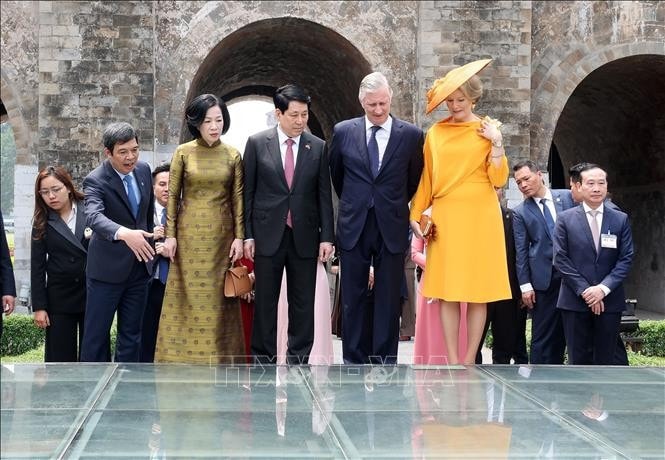 Chủ tịch nước Lương Cường và Phu nhân cùng Nhà vua Vương quốc Bỉ Philippe và Hoàng hậu tham quan Hoàng thành Thăng Long – Hà Nội. Ảnh: Lâm Khánh/TTXVN
