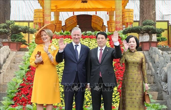 Chủ tịch nước Lương Cường và Phu nhân cùng Nhà vua Vương quốc Bỉ Philippe và Hoàng hậu tại Khu di tích Hoàng thành Thăng Long – Hà Nội. Ảnh: Lâm Khánh /TTXVN