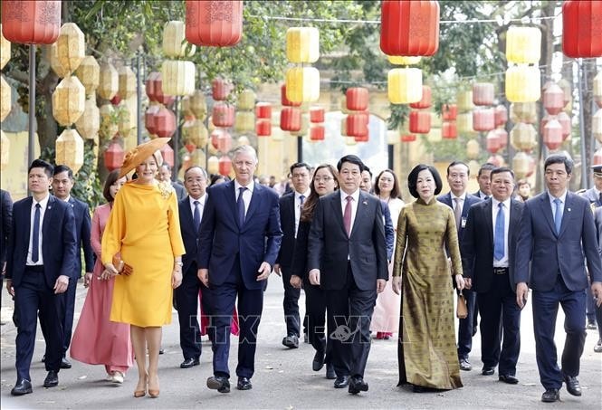 Chủ tịch nước Lương Cường và Phu nhân cùng Nhà vua Vương quốc Bỉ Philippe và Hoàng hậu tham quan Hoàng thành Thăng Long – Hà Nội. Ảnh: Lâm Khánh/TTXVN