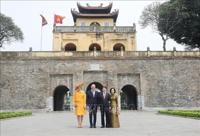 Chủ tịch nước Lương Cường và Phu nhân cùng Nhà vua Vương quốc Bỉ Philippe và Hoàng hậu chụp ảnh lưu niệm tại Khu di tích Hoàng thành Thăng Long – Hà Nội. Ảnh: Lâm Khánh/TTXVN