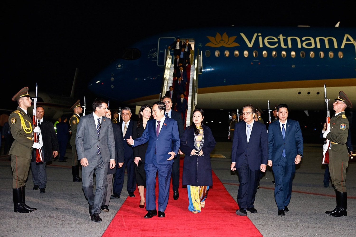 Phó Chủ tịch Quốc hội Armenia Hakob Arshakyan nồng hậu chào đón Chủ tịch Quốc hội Trần Thanh Mẫn và Phu nhân cùng Đoàn đại biểu cấp cao Việt Nam sang thăm chính thức Armenia tại Lễ đón ở sân bay quốc tế Zvartnots, Thủ đô Yerevan. Ảnh: Doãn Tấn
