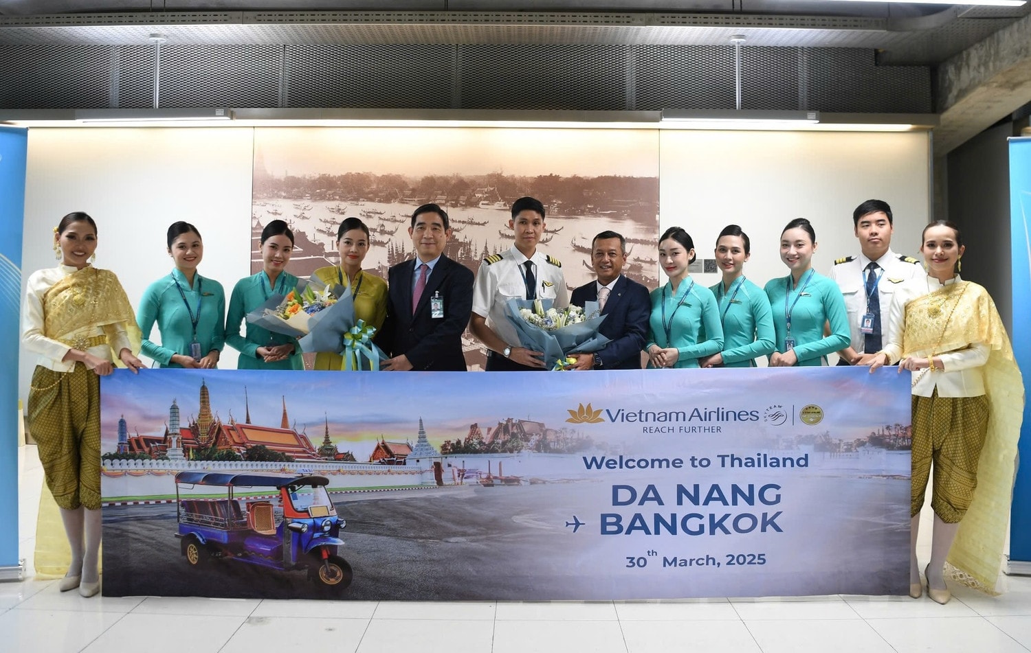 anh-4-phi-hanh-doan-tren-chuyen-bay-vn627-duoc-chao-don-tai-san-bay-suvarnabhumi-anh-vna.jpg