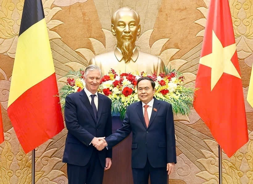 National Assembly Chairman Tran Thanh Man (R) hosts visiting King Philippe of Belgium in Hanoi on April 1 (Photo: VNA) z6464932471220-163fd386b8c5e1f94311569008a353ca.jpg