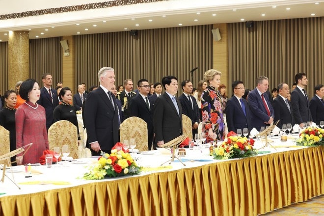 President Luong Cuong and his spouse, along with King Philippe and Queen Mathilde of Belgium, attend a state banquet. (Photo: VNA) President Luong Cuong and his spouse, along with King Philippe and Queen Mathilde of Belgium, attend a state banquet. (Photo: VNA)
