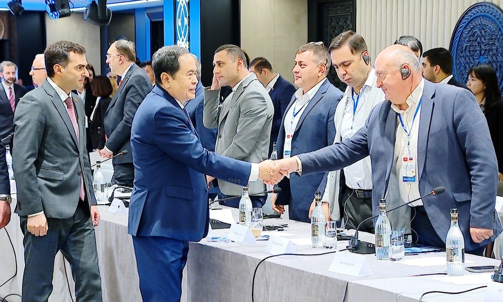 National Assembly Chairman Tran Thanh Man (L) meets with representatives of Armenian and Vietnamese firms attending the Vietnam - Armenia Business Forum in Yerevan on April 2. (Photo: VNA) img-8992.jpg