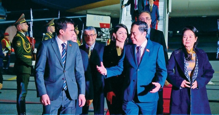 The welcome ceremony for NA Chairman Tran Thanh Man and his spouse at Zvartnots International Airport of Yerevan on late April 1 (local time). (Photo: Duc Thuan/VNA) m.jpg