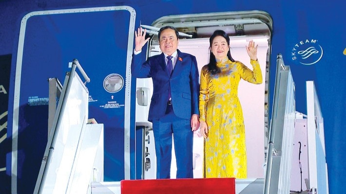 Chairman of the National Assembly (NA) Tran Thanh Man, his spouse Nguyen Thi Thanh Nga, and the high-ranking delegation of the Vietnamese NA arrived in Yerevan on late April 1. Photo: Duc Thuan/VNA ctqh-01.jpg