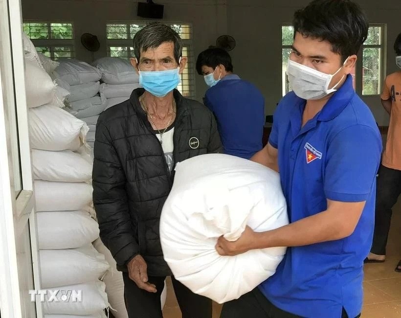 People receive rice support from the Government. (Illustrative photo: VNA) rice-allocation.jpg