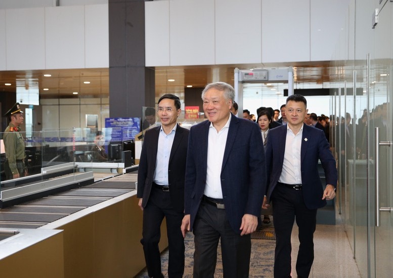 Phó Thủ tướng Thường trực Nguyễn Hòa Bình thăm Cảng hàng không quốc tế Vân Đồn. Ảnh: VGP/Nguyễn Hoàng