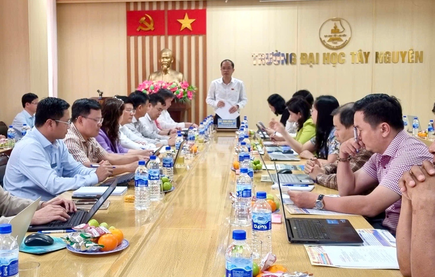 Quang cảnh buổi làm việc