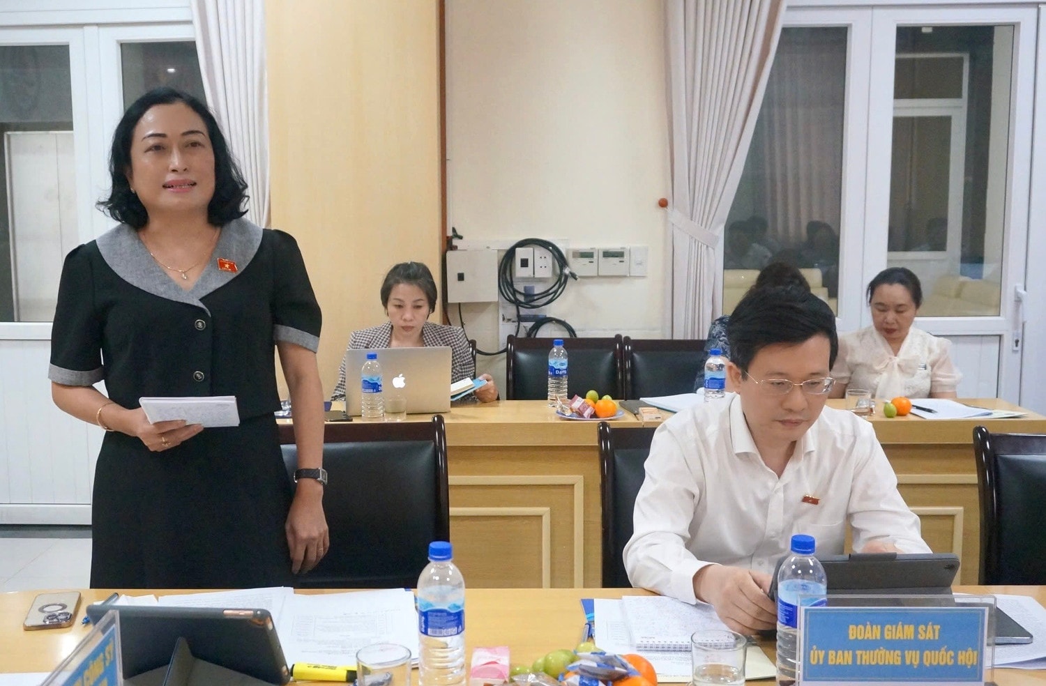 Phó Chủ tịch Hội đồng Dân tộc Trần Thị Hoa Ry phát biểu