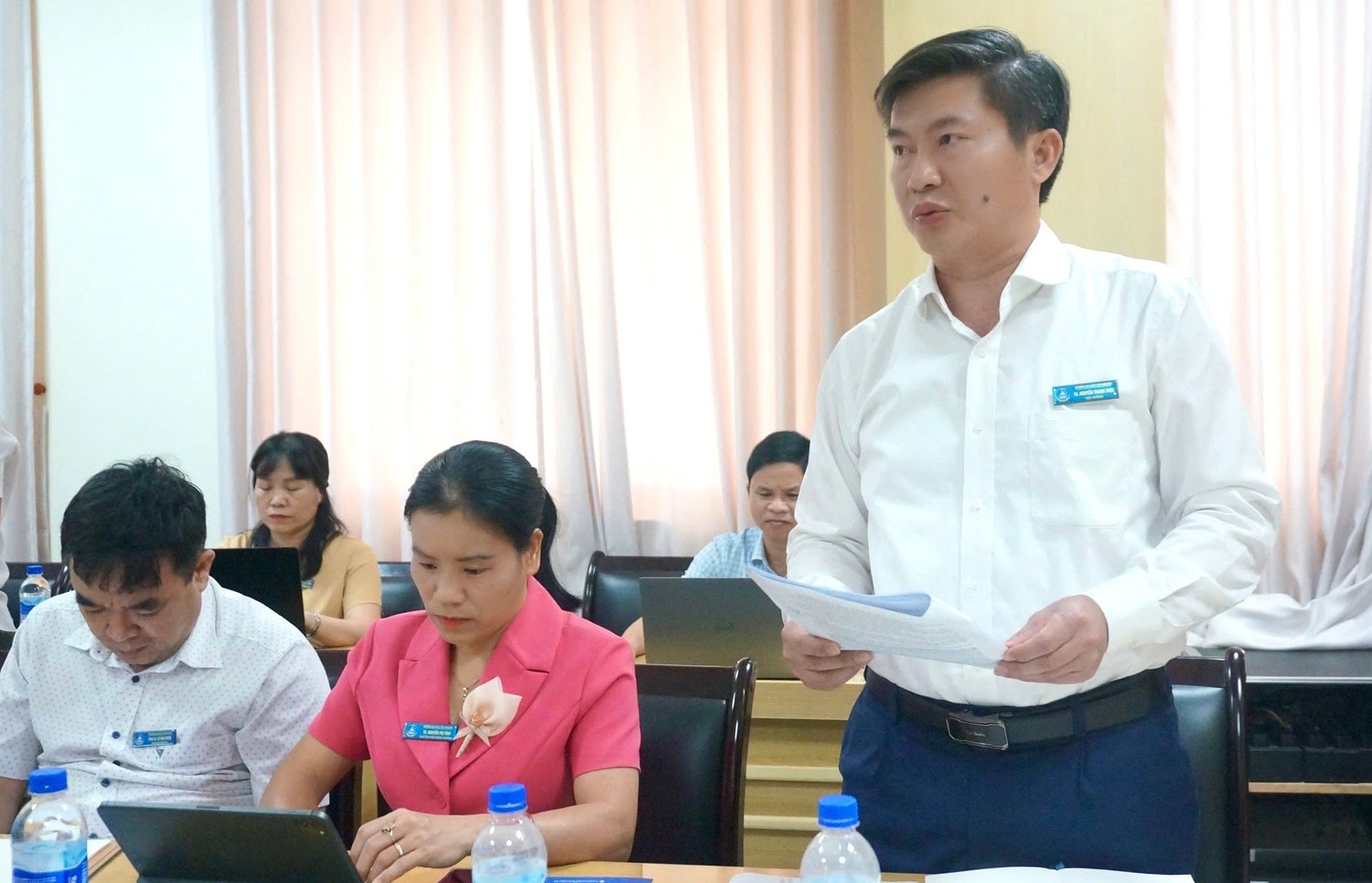 Hiệu trưởng Trường Đại học Tây Nguyên Nguyễn Thanh Trúc báo cáo với Đoàn giám sát
