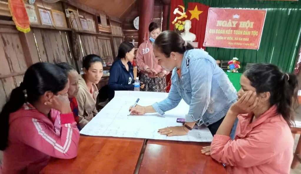 Cán bộ xã Ea'Kao, thành phố Buôn Ma Thuột, Đắk Lắk phổ biến, giải thích quy định pháp luật cho người dân. Ảnh: Bình Nguyên
