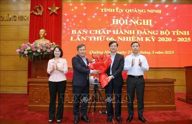 Ban Thường vụ Tỉnh ủy tặng hoa chúc mừng tân Phó Bí thư Tỉnh ủy Vũ Quyết Tiến, ngày 28.3. Ảnh: TTXVN