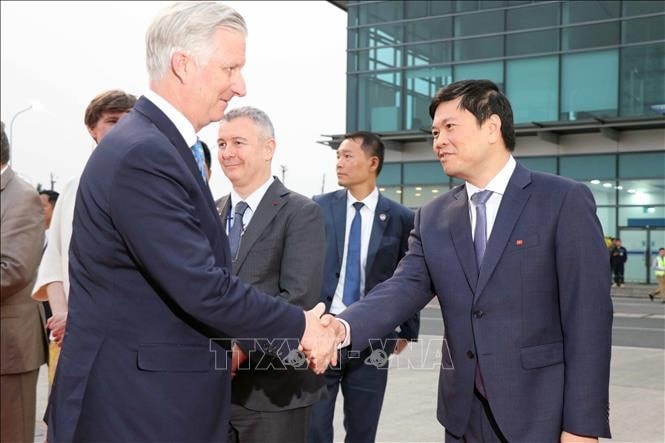 Phó Chủ tịch UBND TP Hải Phòng Hoàng Minh Cường thay mặt lãnh đạo thành phố tiễn Nhà Vua, Hoàng hậu Vương quốc Bỉ tại sân bay. Ảnh: Hoàng Ngọc/TTXVN