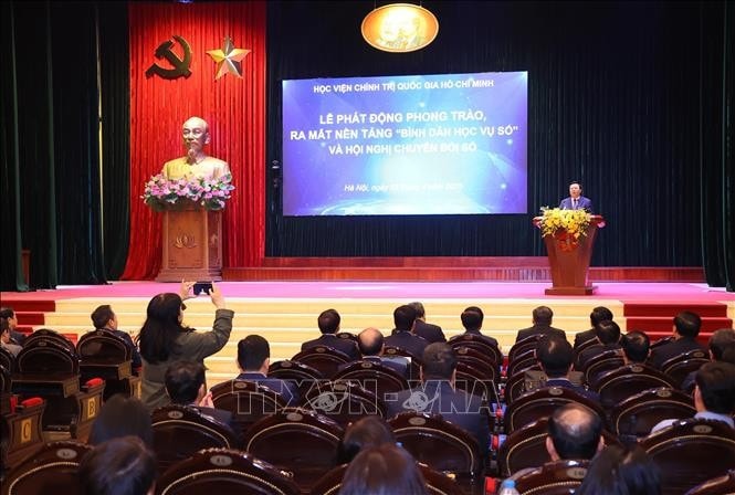 Giám đốc Học viện Chính trị quốc gia Hồ Chí Minh, Chủ tịch Hội đồng Lý luận Trung ương Nguyễn Xuân Thắng phát biểu chỉ đạo Hội nghị và phát động phong trào “Bình dân học vụ số". Ảnh: Văn Điệp/TTXVN