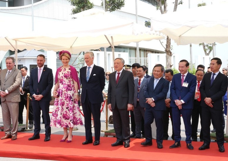 Phó Thủ tướng Thường trực Nguyễn Hòa Bình và Nhà vua Bỉ Philippe cùng Hoàng hậu Mathilde dự lễ khánh thành Tổ hợp Văn phòng dịch vụ hiện đại tại Khu công nghiệp Bắc Tiền Phong do Tập đoàn Hateco và DEEP C đầu tư. Ảnh: VGP/Nguyễn Hoàng