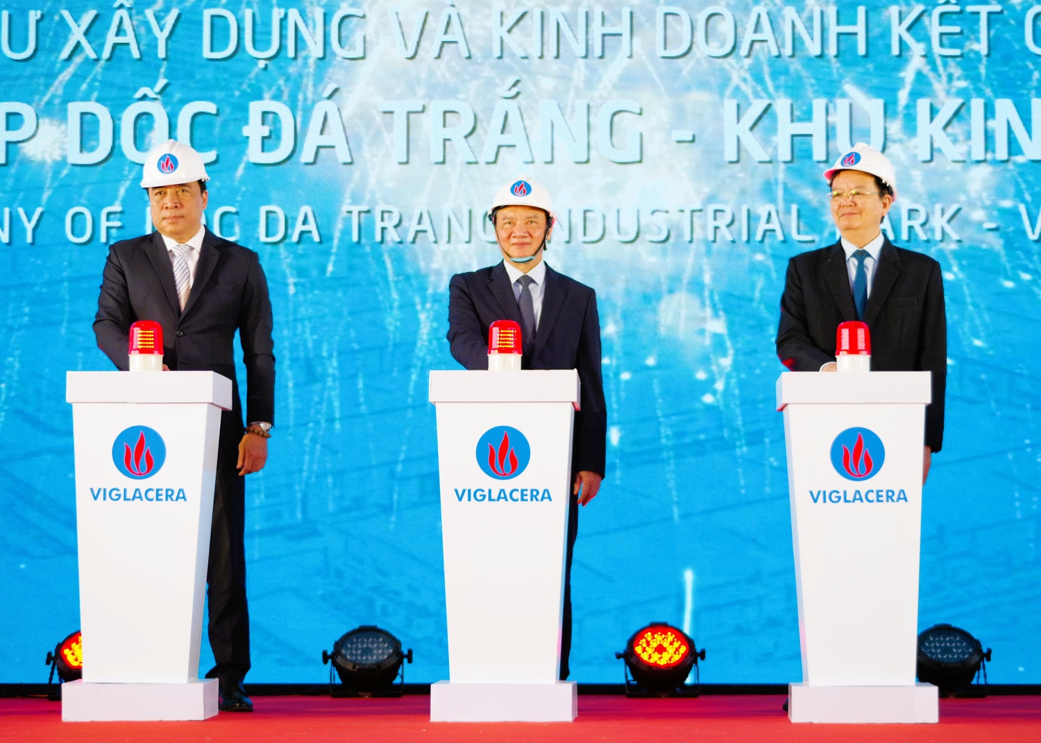 Phó Chủ tịch Quốc hội Nguyễn Khắc Định, Phó Thủ tướng Chính phủ Mai Văn Chính cùng lãnh đạo tỉnh Khánh Hòa bấm nút, đánh dấu bước khởi đầu xây dựng Khu công nghiệp Dốc Đá Trắng