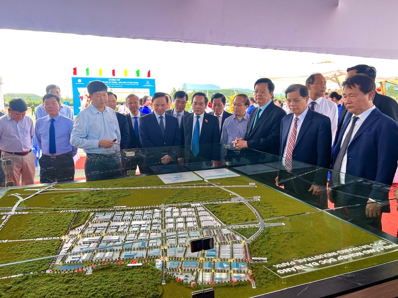 Phó Chủ tịch Quốc hội Nguyễn Khắc Định, Phó Thủ tướng Chính phủ Mai Văn Chính cùng lãnh đạo tỉnh Khánh Hòa tham quan mô hình Khu công nghiệp Dốc Đá Trắng, nghe giới thiệu về quy hoạch dự án.