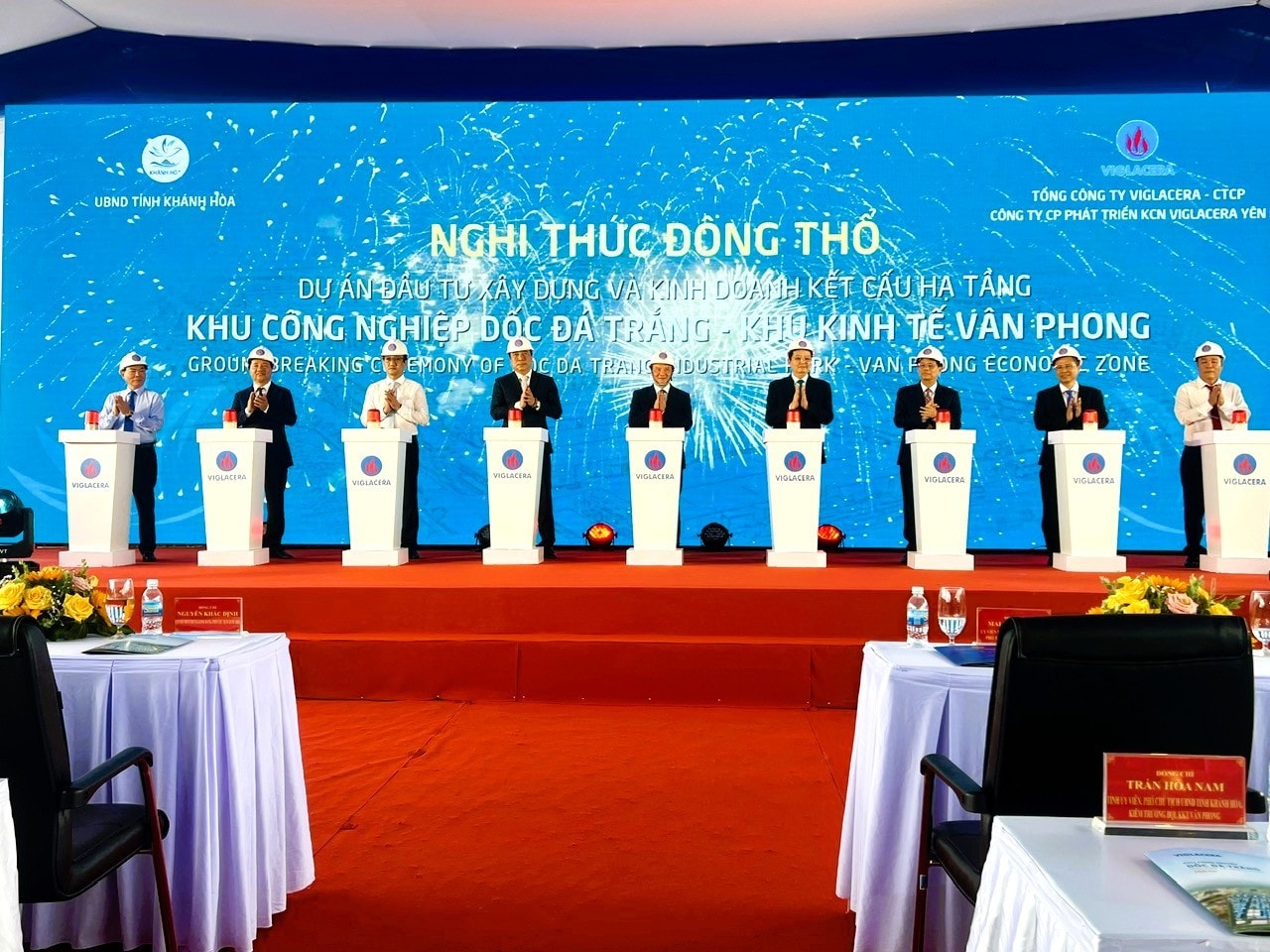 Khoảnh khắc bấm nút khởi công trong niềm vui và kỳ vọng vào sự phát triển của dự án