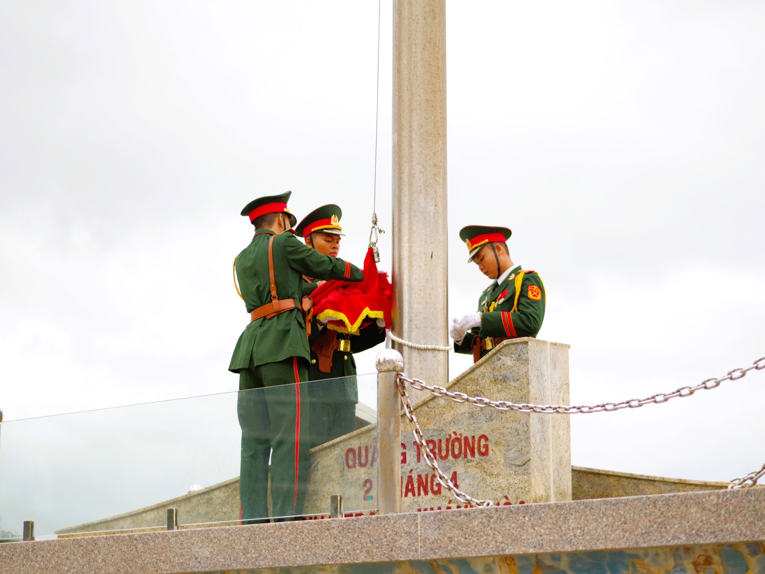 Trong không khí thiêng liêng, đội tiêu binh tiến vào vị trí, sẵn sàng thực hiện nghi thức quan trọng của buổi lễ