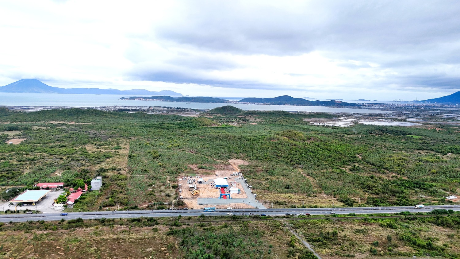 Khu công nghiệp Dốc Đá Trắng chủ đầu tư là Công ty Cổ phần Phát triển KCN Viglacera Yên Mỹ với diện tích khoảng 288ha