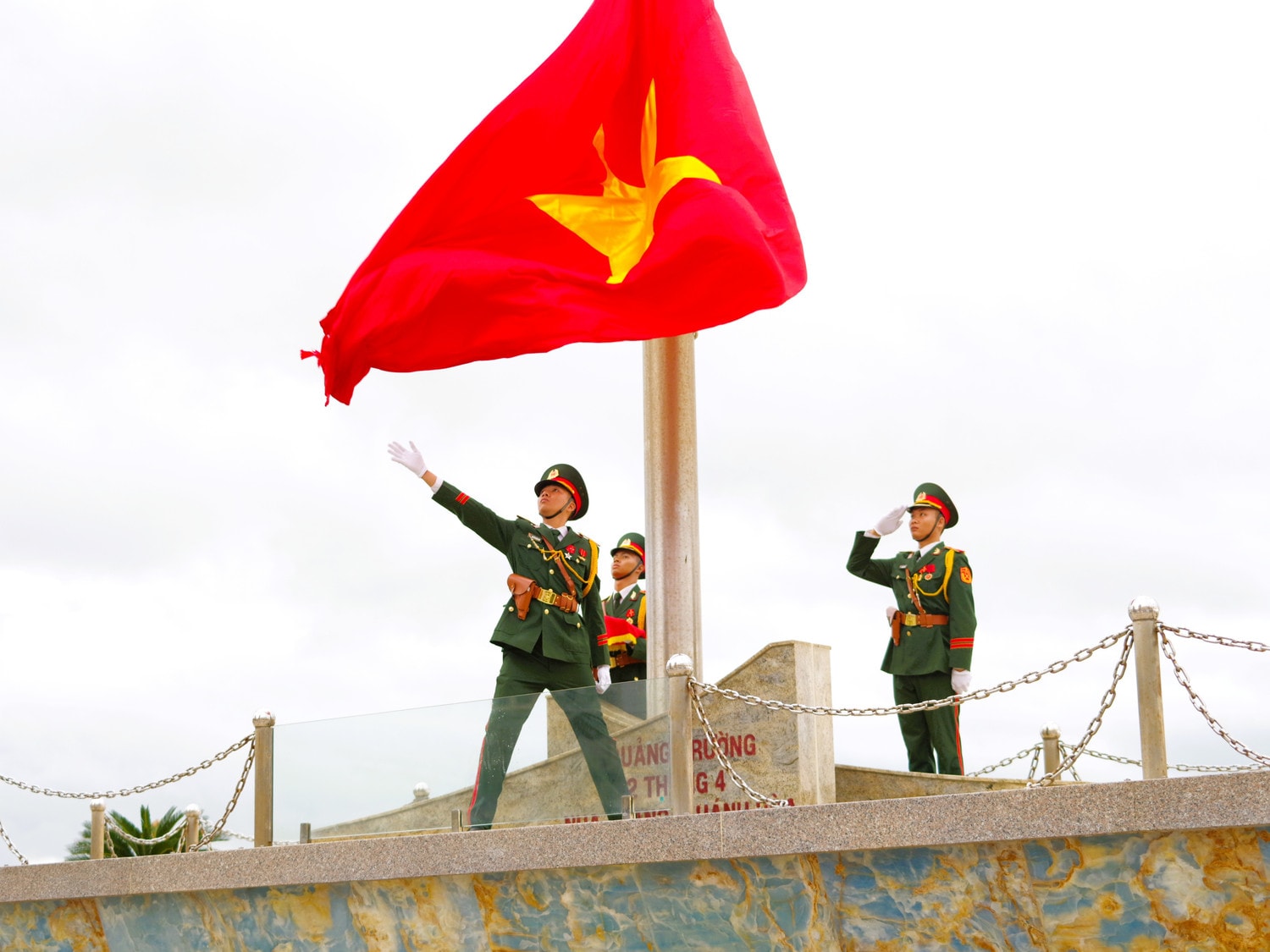Phó Chủ tịch Quốc hội Nguyễn Khắc Định dự Lễ Thượng cờ kỷ niệm 50 năm giải phóng tỉnh Khánh Hòa ảnh 9